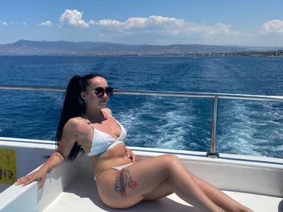 luckyalice_ English speaking webcam model